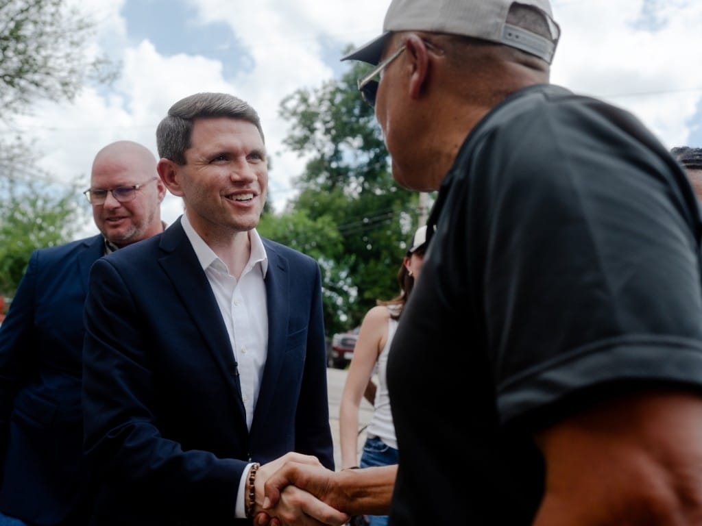 Candidato demócrata James Talarico le da la mano a un simpatizante