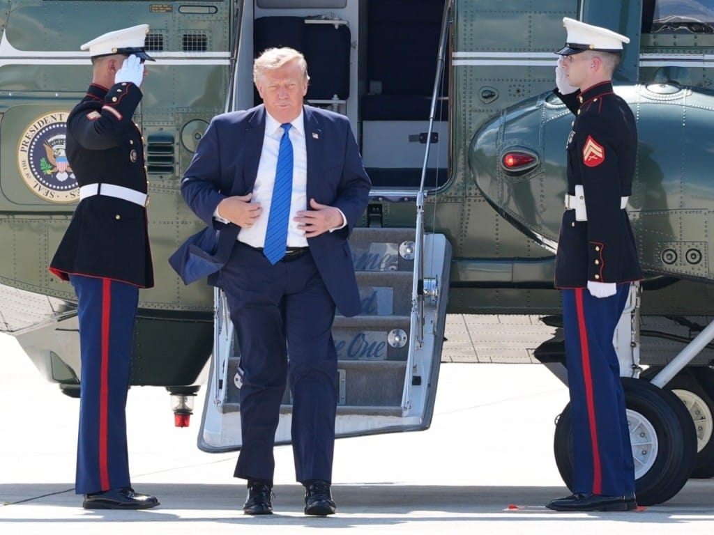 El presidente Donald Trump camina desde el Marine One para abordar el Air Force One