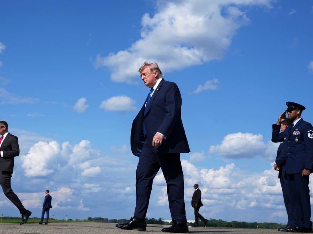 El presidente Donald Trump, en el centro, baja del Air Force One en el Aeropuerto Municipal de Morristown, Nueva Jersey