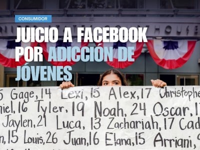 Olivia Konar sostiene, fuera de un edificio federal, un escrito con los nombres de los jóvenes