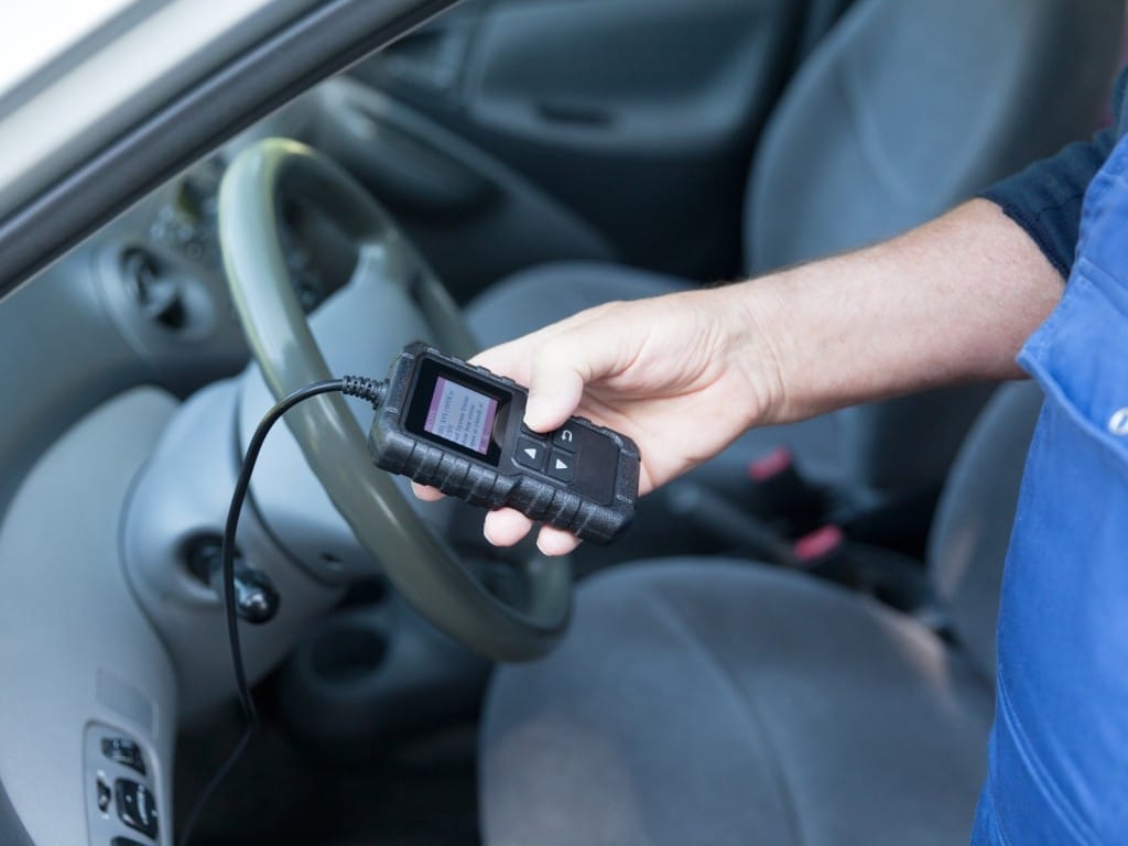 Un mecánico revisando un auto