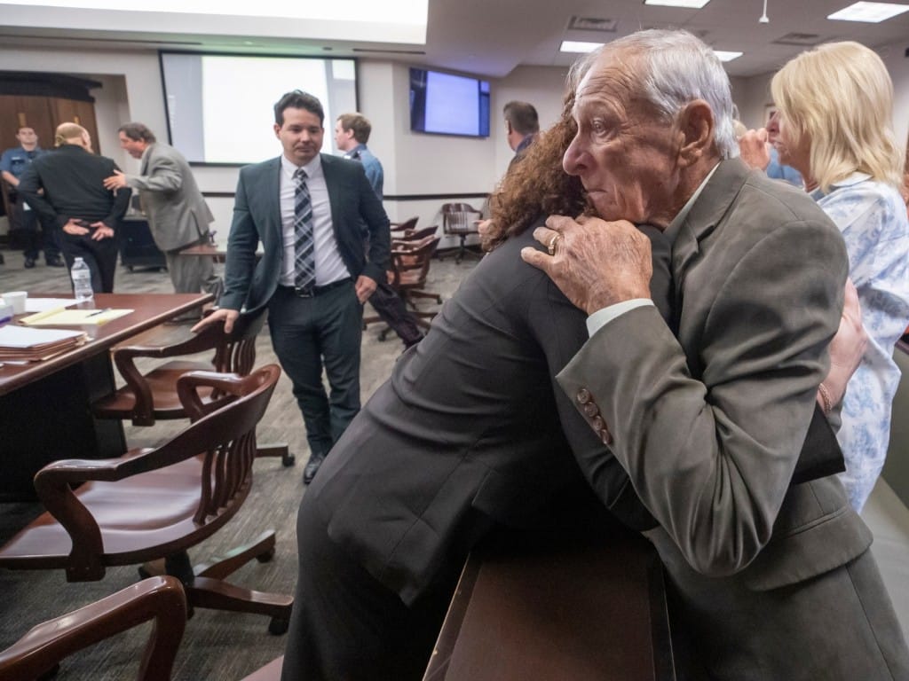 Tim Miller, padre de Laura Miller, abraza a una persona