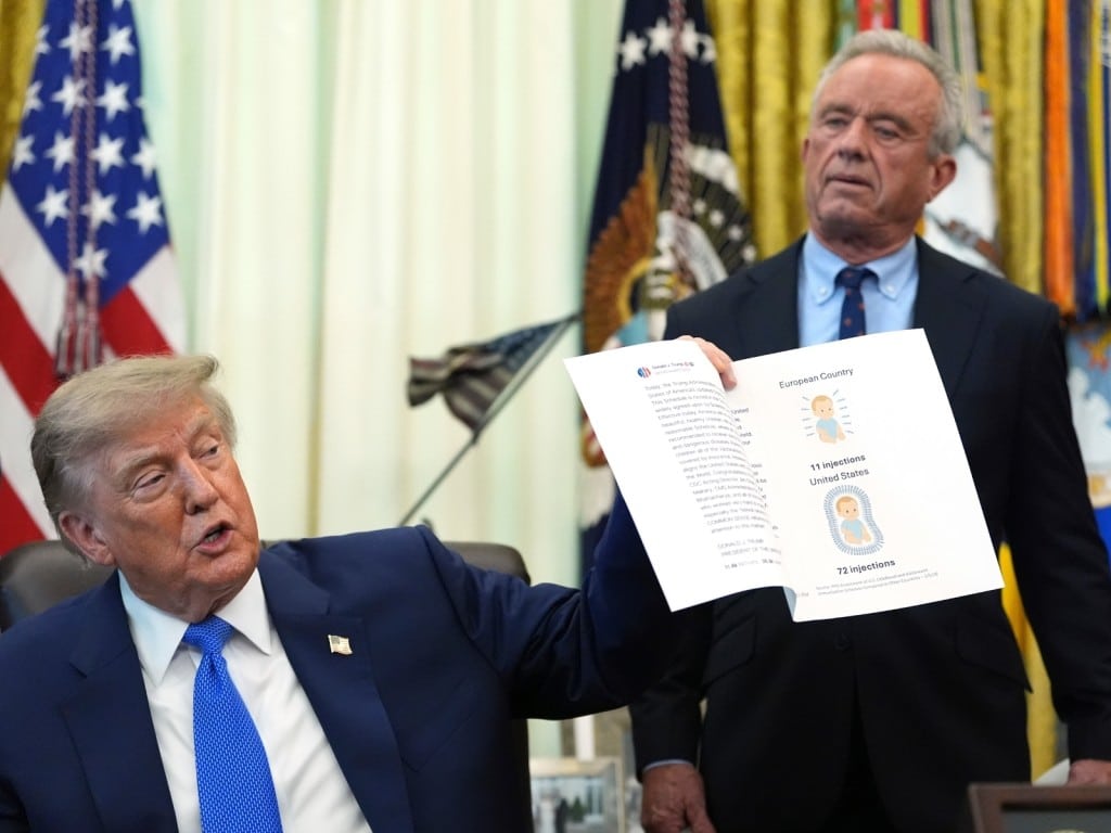 El presidente Donald Trump en una reunión para firmar una orden ejecutiva sobre vacunas