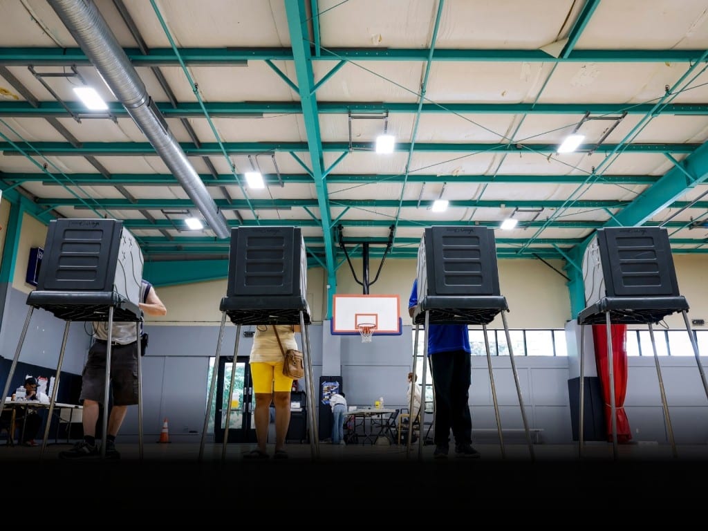 Varios votantes emiten su sufragio en la elección primaria