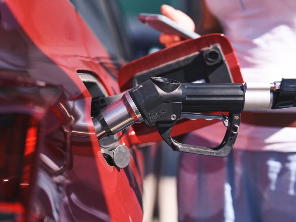 Auto llenando gasolina