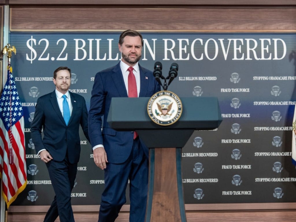 El vicepresidente estadounidense JD Vance llega para una rueda de prensa