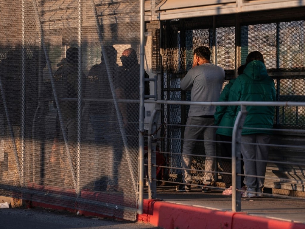 Un grupo de inmigrantes indocumentados son trasladados hacia México