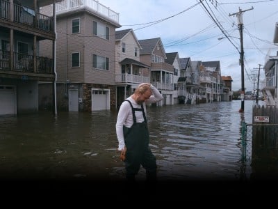 Hombre camina por una calle inundada