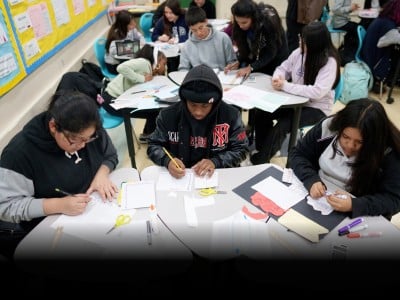 Estudiantes de una escuela de los EE. UU. trabajan en el aula