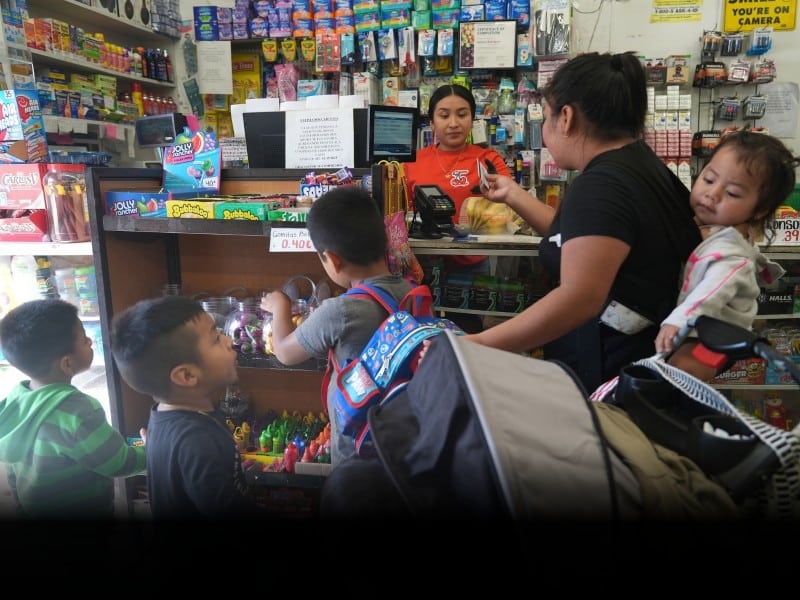 Una madre inmigrante de origen guatemalteco compra algunos productos para sus hijos