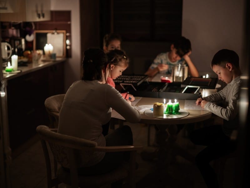 Una familia durante un apagón