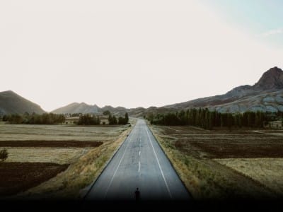 Un hombre frente a una carretera