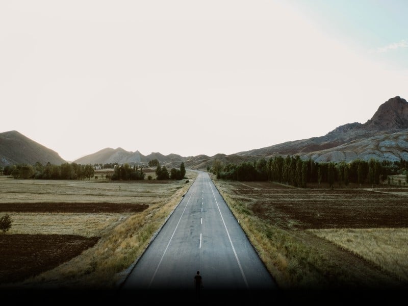 Un hombre frente a una carretera