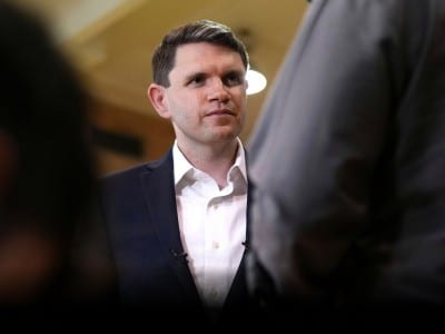Candidato demócrata al Senado por Texas, James Talarico, en una entrevista