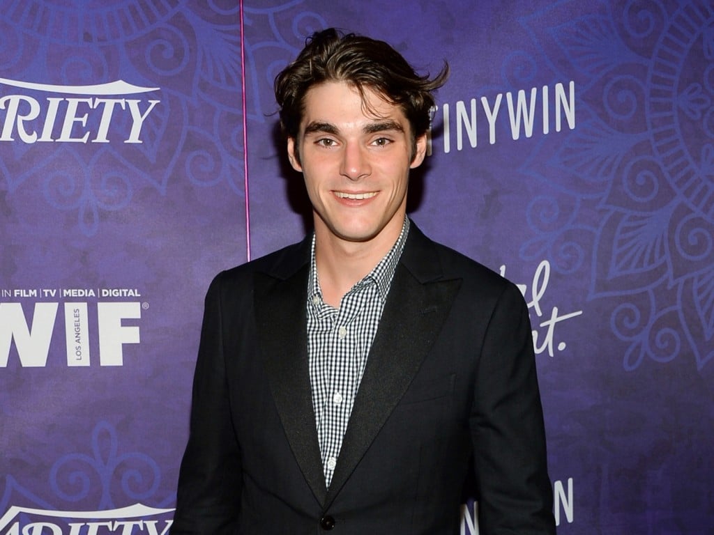 RJ Mitte llega a la celebración previa a los Emmy de Variety y Women in Film