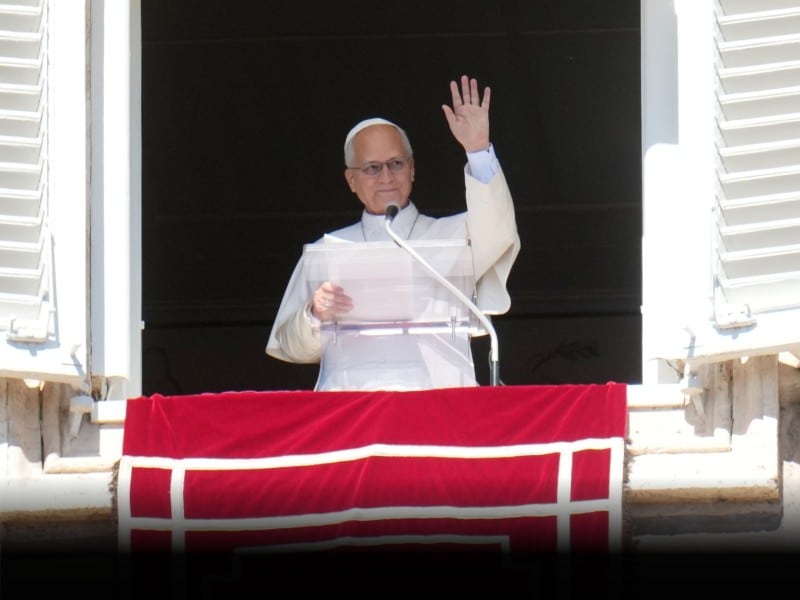 El papa León XIV ofrece la plegaria del Angelus en su balcón
