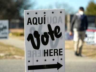 Un hombre pasa cerca de un local de votación en San Antonio, Texas