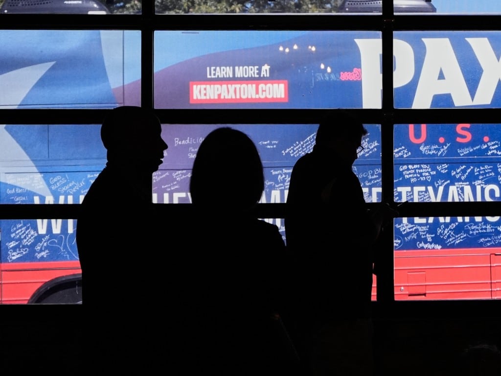 Personas esperan el arribo del bus del candidato al Senado por el Partido Republicano, Ken Paxton