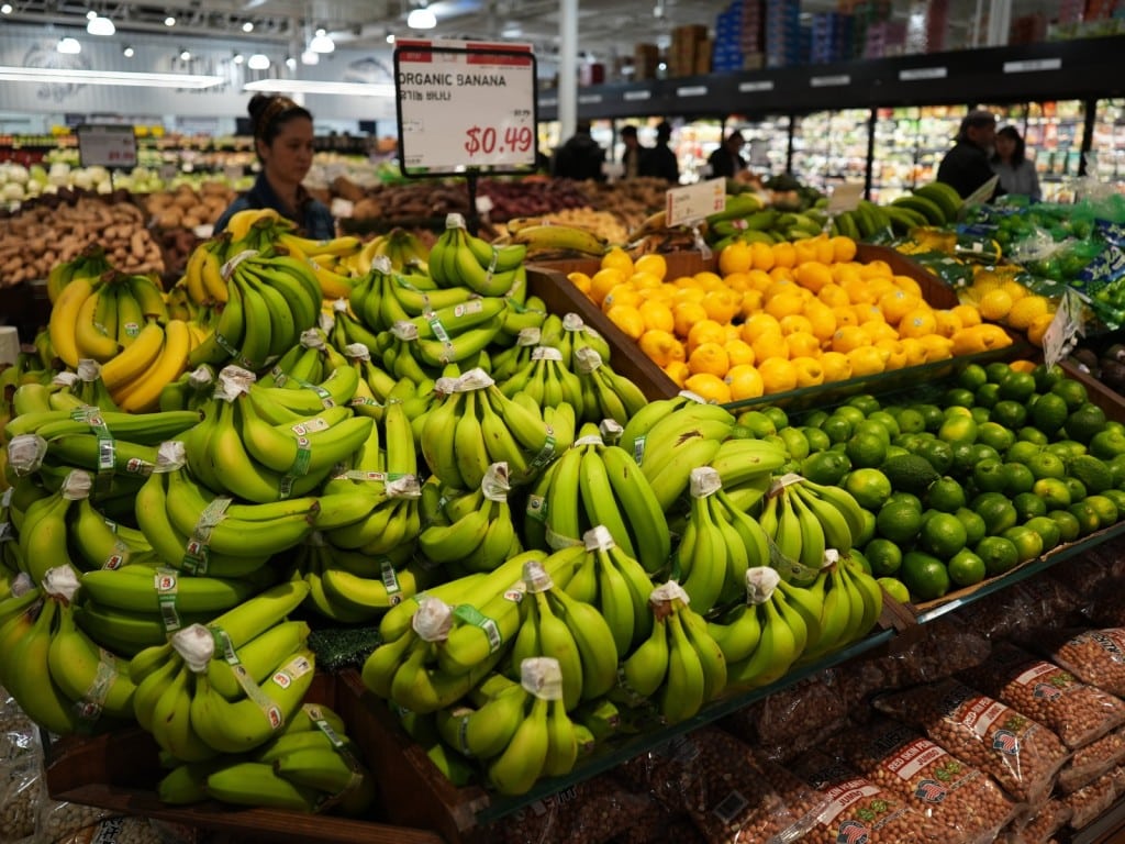 Bananas en exhibición y listas para su venta en un supermercado