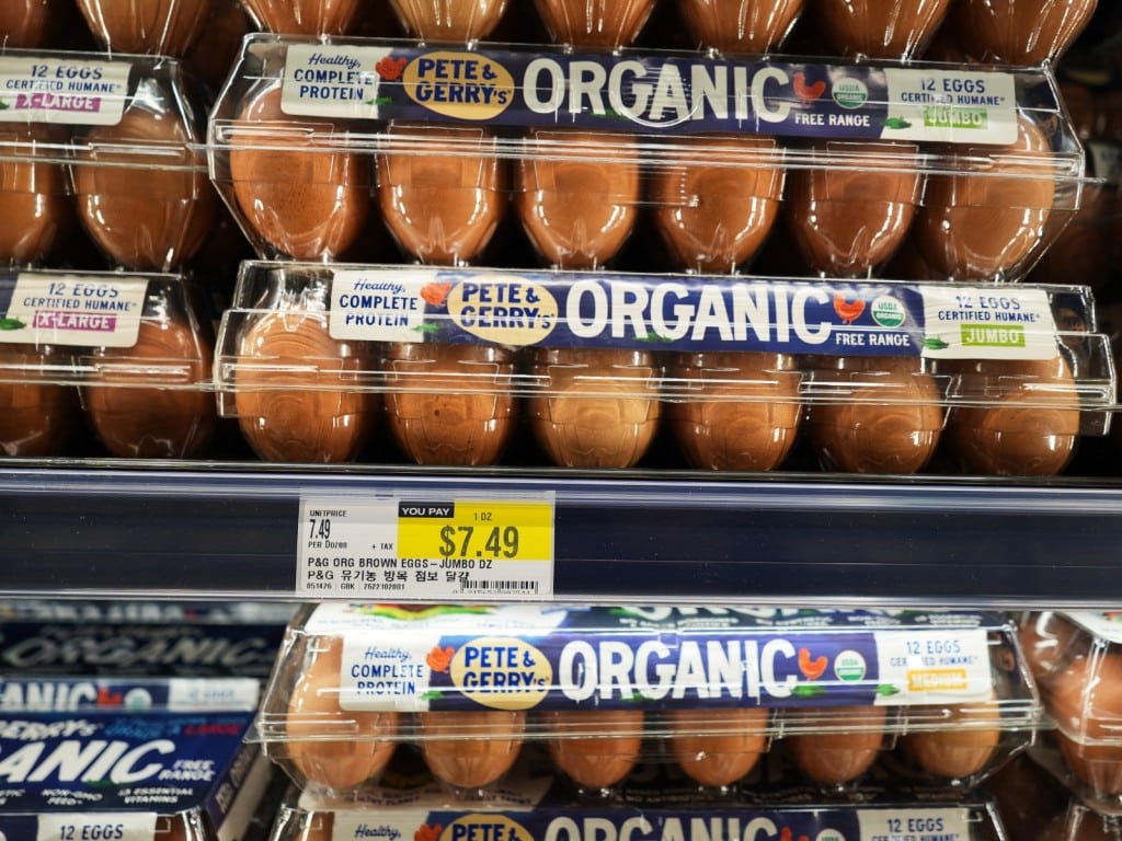 Precio de huevos desplegados en un estante de un supermercado