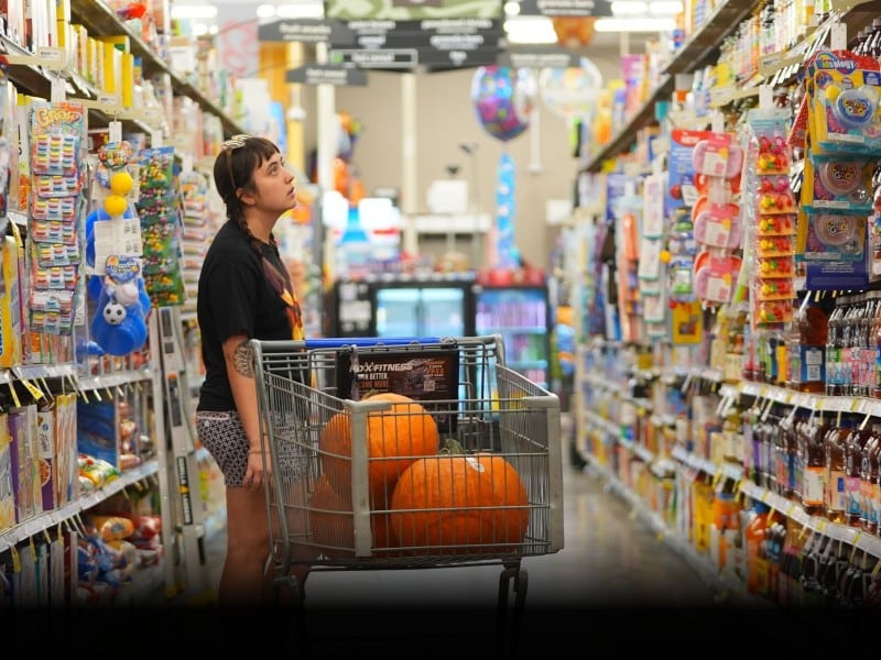 Una compradora mira productos en un pasillo de una tienda de alimentación en Fort Worth, Texas
