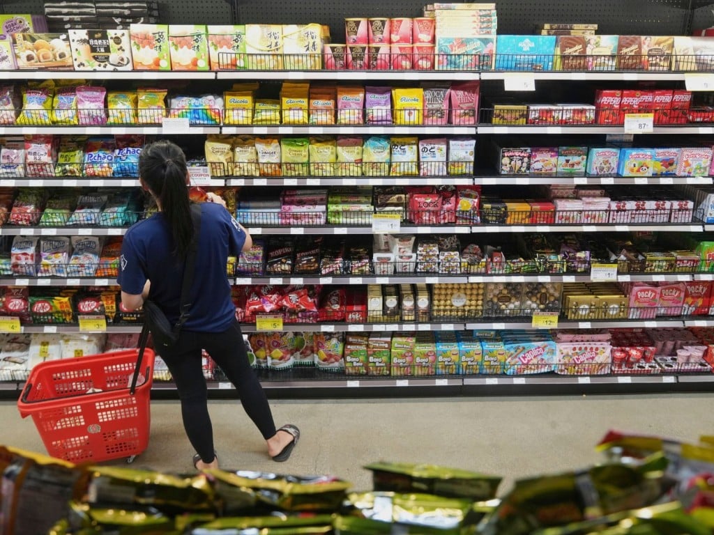 Una clienta adquiere golosinas de jengibre hechas en China en 99 Ranch Market