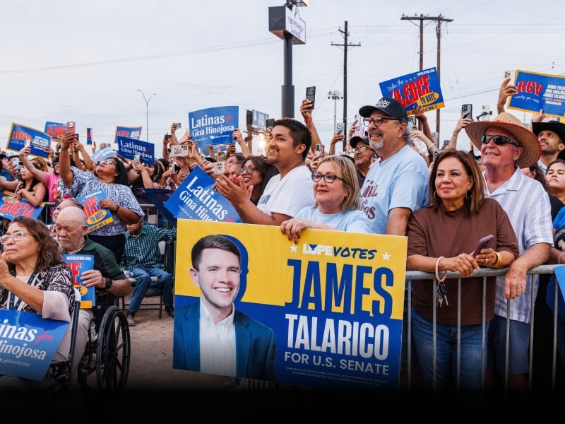 Un grupo de asistentes espera las apariciones de los candidatos del Partido Demócrata en Texas