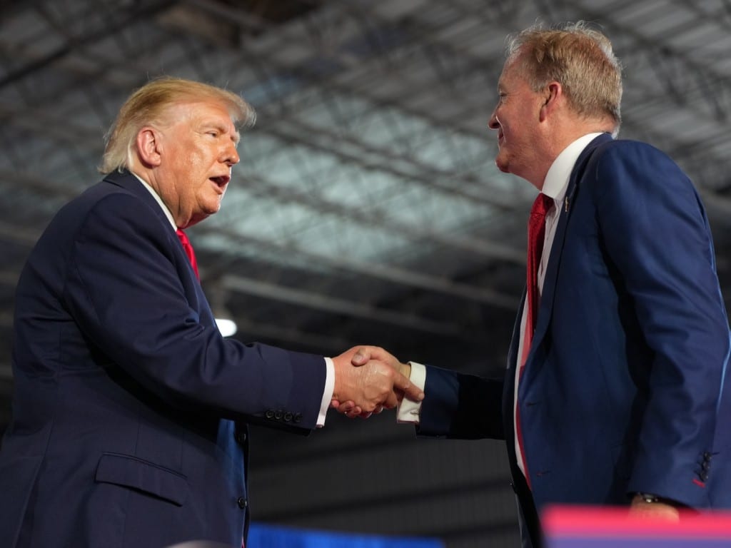 El presidente Donald Trump saluda al candidato al Senado por Texas, Ken Paxton